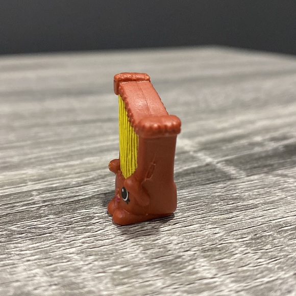Shopkins | Music: Brown Hillary Harp (5-039) - Collectable Mini Figure - Picture 3 of 6